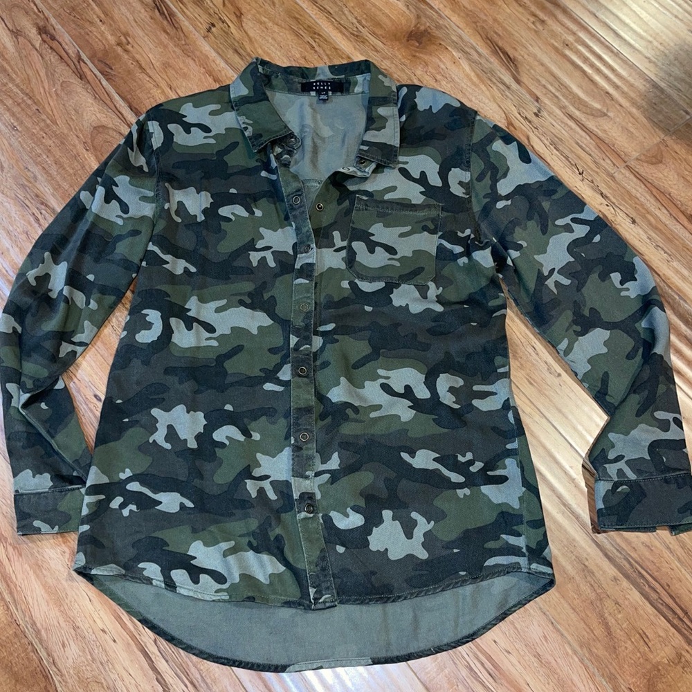 Kelly Renee Camouflage button down long‎ sleeve top size small